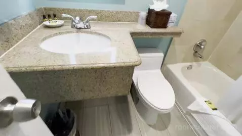 King Room (#407) bathroom picture #5