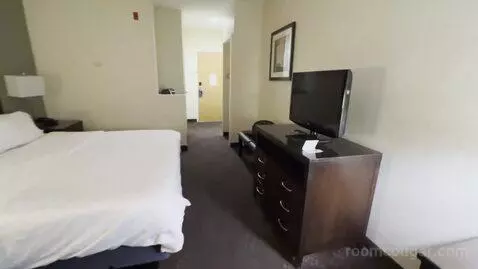 King Studio Suite with Microwave and Fridge (#311) bed picture #12