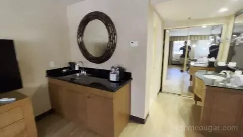 King Room with Hot Tub (A209) bathroom picture #1