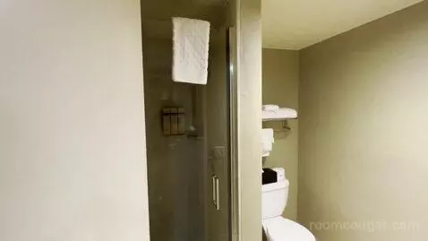King Room with Hot Tub (A209) bathroom picture #4