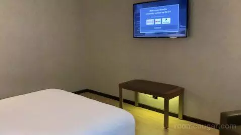 1 Bedroom Suite, 1 King, Sofa Bed (#1010) bed picture #1