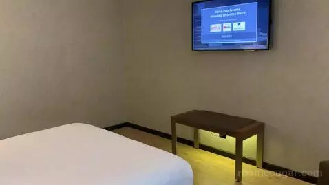 1 Bedroom Suite, 1 King, Sofa Bed (#1010) bed picture #3