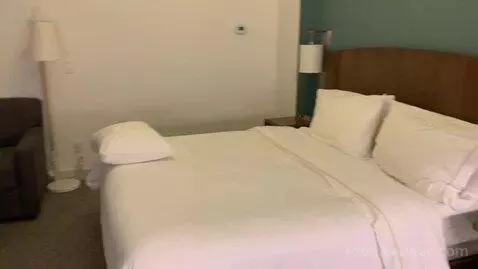 Standard King Room (#908) bed picture #4