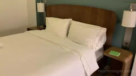 Standard King Room (#908) bed picture #9
