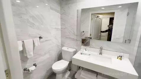 King Room (#108) bathroom picture #2