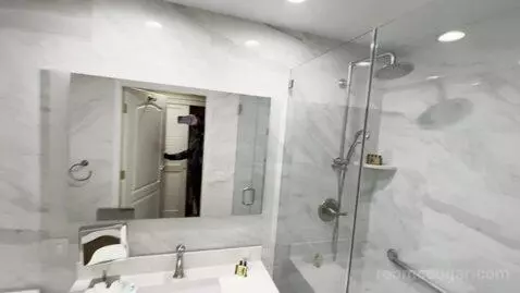King Room (#108) bathroom picture #3