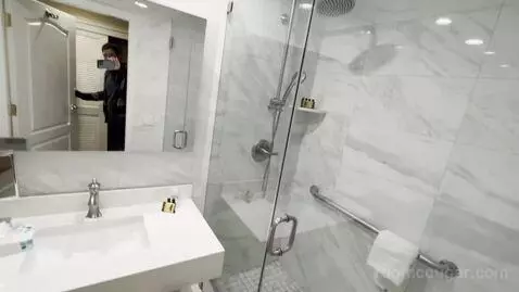 King Room (#108) bathroom picture #4