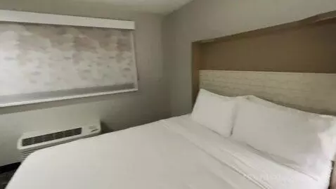 Queen Room with Two Queen Beds (#309) bed picture #8