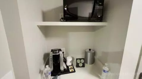 Deluxe King Room (#215) picture #2