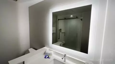 Deluxe King Room (#215) bathroom picture #2