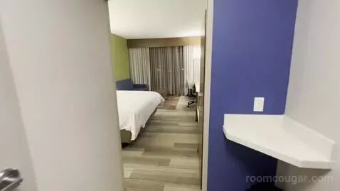 Deluxe King Room (#215) picture #5