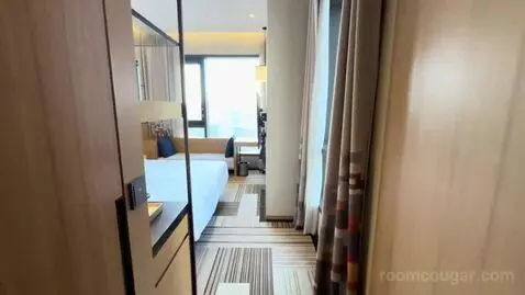 Savvy Room, 1 King, High Floor (#1902) bed picture #3