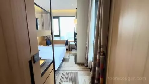 Savvy Room, 1 King, High Floor (#1902) bed picture #4