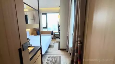 Savvy Room, 1 King, High Floor (#1902) bed picture #5