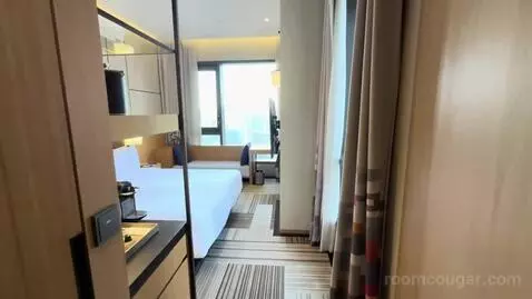 Savvy Room, 1 King, High Floor (#1902) bed picture #6