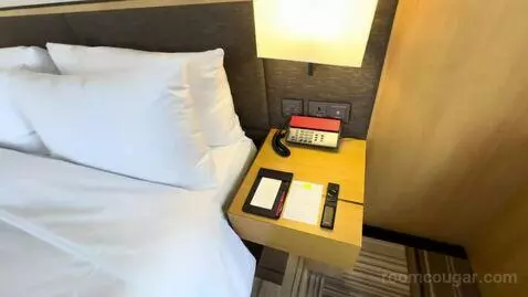 Savvy Room, 1 King, High Floor (#1902) bed picture #8