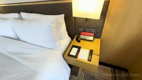 Savvy Room, 1 King, High Floor (#1902) bed picture #9
