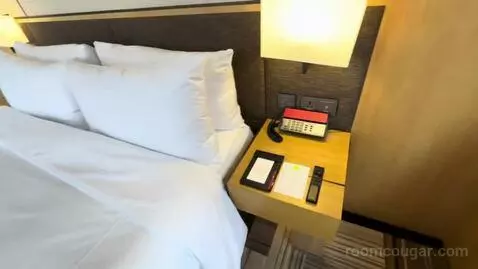 Savvy Room, 1 King, High Floor (#1902) bed picture #10