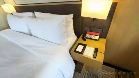 Savvy Room, 1 King, High Floor (#1902) bed picture #11