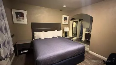 Queen Room (#114) picture #5