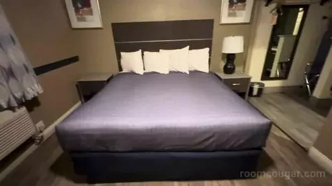 Queen Room (#114) picture #6