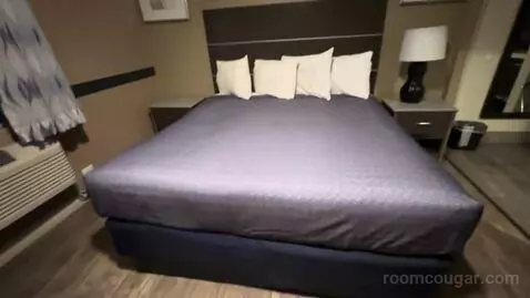 Queen Room (#114) picture #8