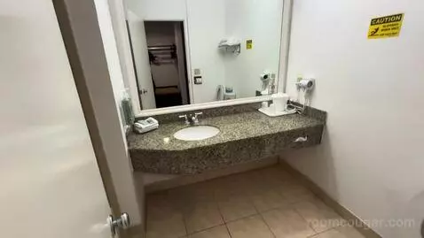 King Room (#210) bathroom picture #1