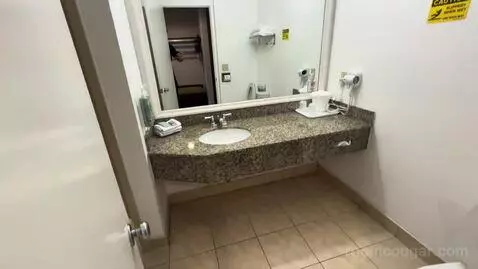 King Room (#210) bathroom picture #2