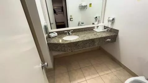 King Room (#210) bathroom picture #3