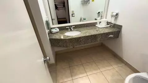 King Room (#210) bathroom picture #4