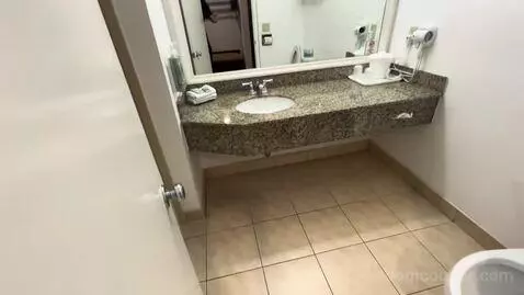 King Room (#210) bathroom picture #5