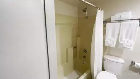 King Room (#218) bathroom picture #2