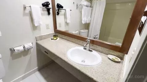 King Room (#218) bathroom picture #11