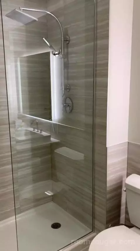 One Bedroom King Suite (#918) bathroom picture #5