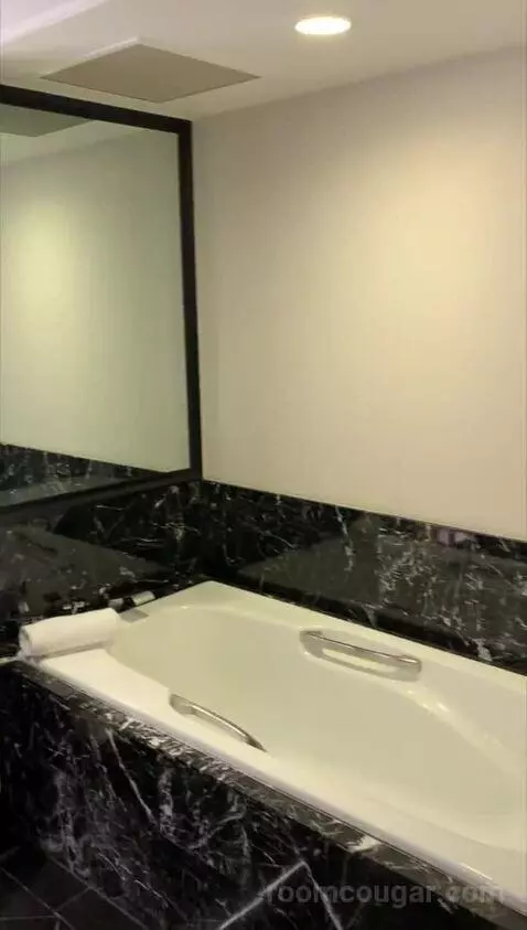 King Room - City Side (#1730) bathroom picture #10
