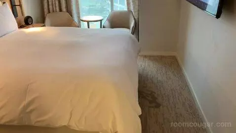Executive Lounge Access, King Guest Room (#1912) bed picture #2