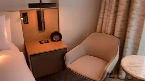 Executive Lounge Access, King Guest Room (#1912) bed picture #5