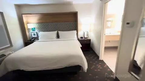 Executive King Suite (#518) bed picture #11