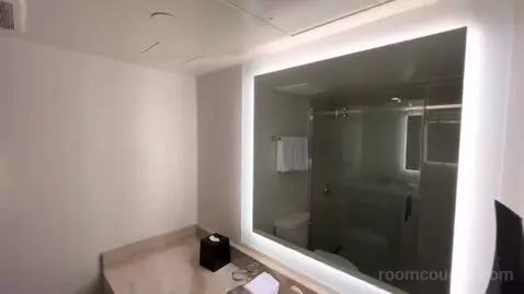 Two-Bedroom Suite - High Floor/Club Lounge Access (#2213) bathroom picture #2