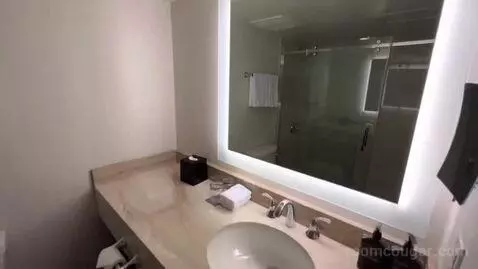 Two-Bedroom Suite - High Floor/Club Lounge Access (#2213) bathroom picture #7