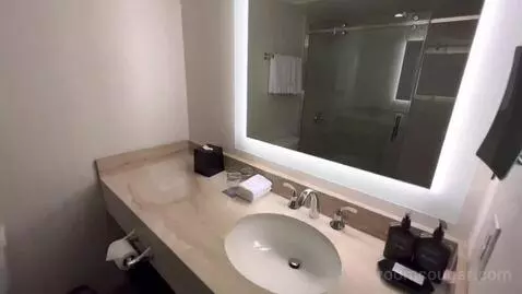 Two-Bedroom Suite - High Floor/Club Lounge Access (#2213) bathroom picture #9