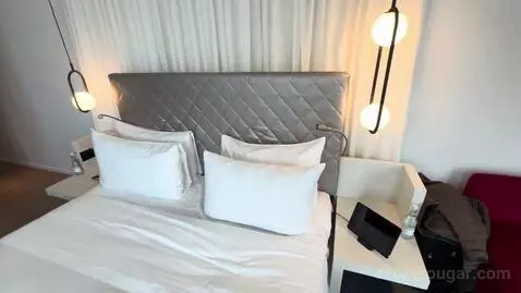Cool Corner Suite, Suite, 1 King, Corner Room (#634) bed picture #8