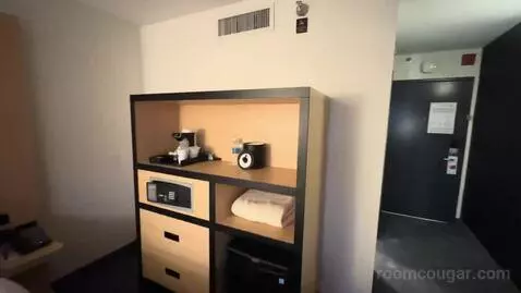 Breezy King, Larger Guest Room, 1 King (#925) bed picture #6