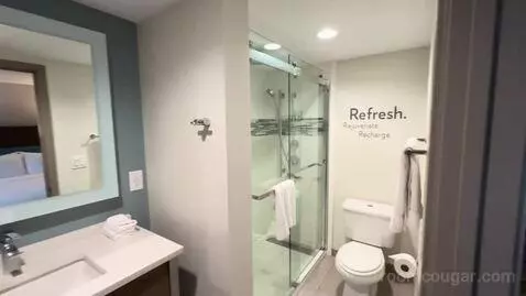 King Room (#254) bathroom picture #2