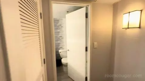 King Room (#1617) bathroom picture #1