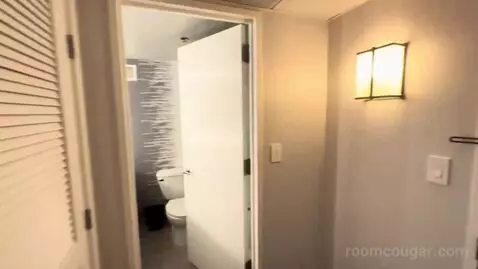 King Room (#1617) bathroom picture #2
