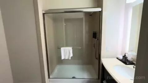 Club Level, Guest Room, 1 King, City View, High Floor (#702) bathroom picture #7