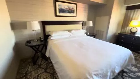 Club Level, Guest Room, 1 King, City View, High Floor (#702) bed picture #5
