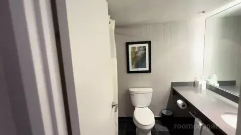King Room with Balcony and City View (#1901) bathroom picture #2