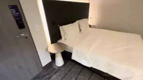 One King Room (#534) bed picture #2